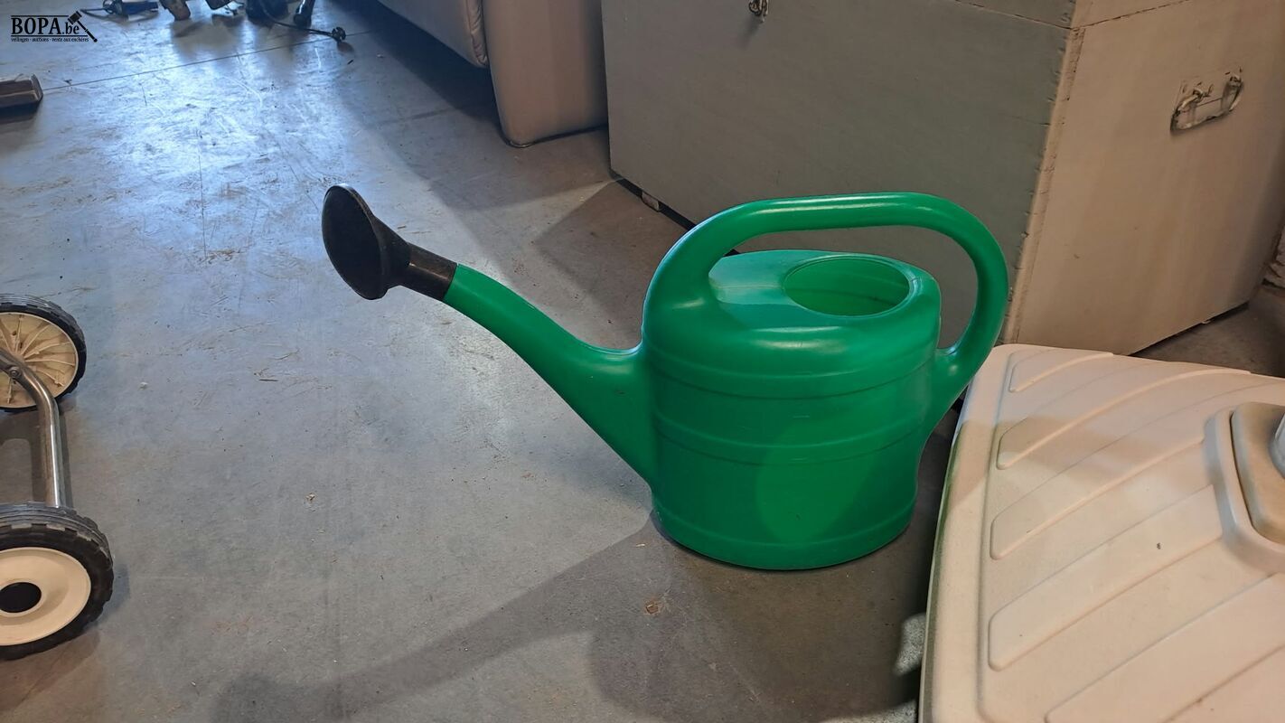Aluminium haspel met gele tuinslang, parasolvoet wit plastie – foto 4 – kavel bij BOPA Auctions, Aarsele