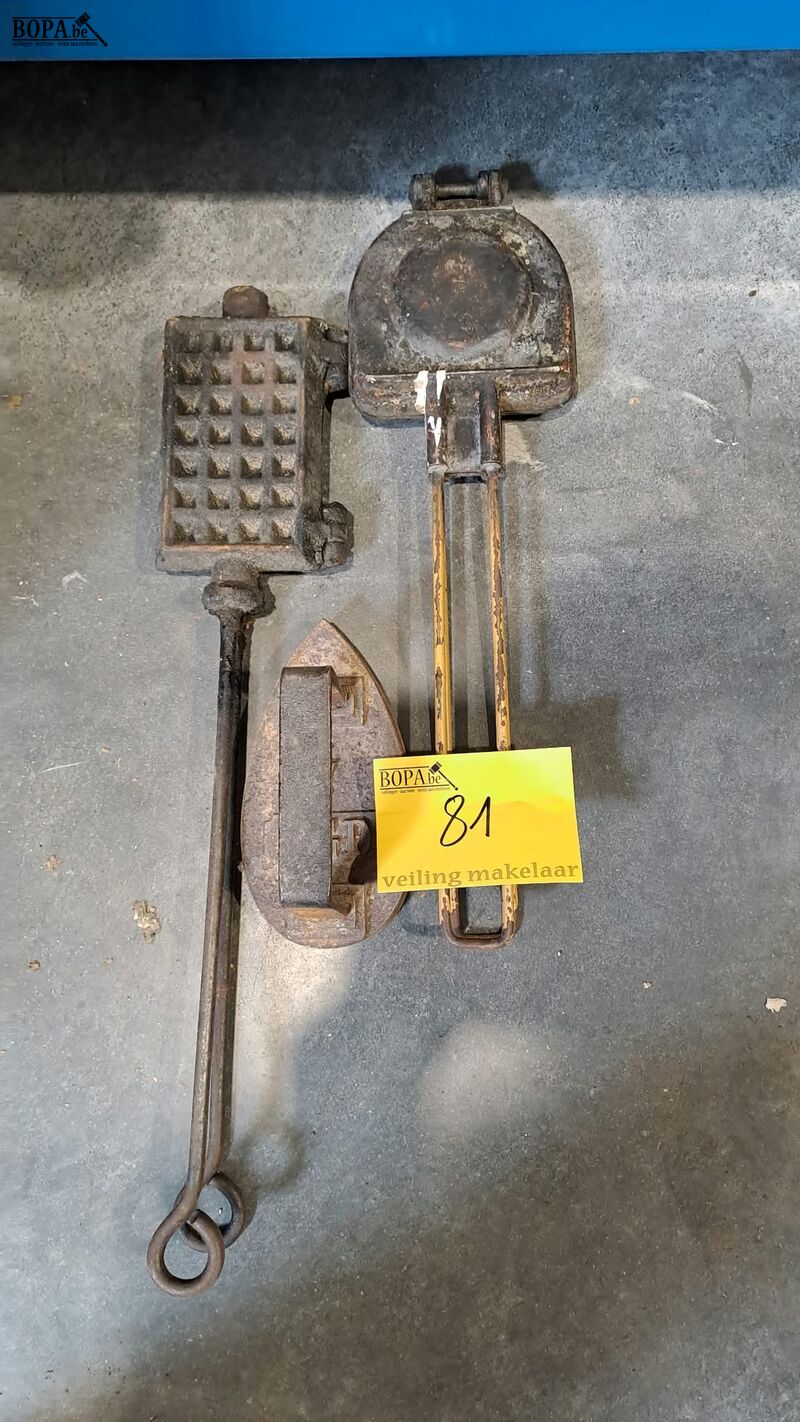 Antieke wafelijzers in gietzijzer en strijkijzer in gietijze – foto 2 – kavel bij BOPA Auctions, Aarsele