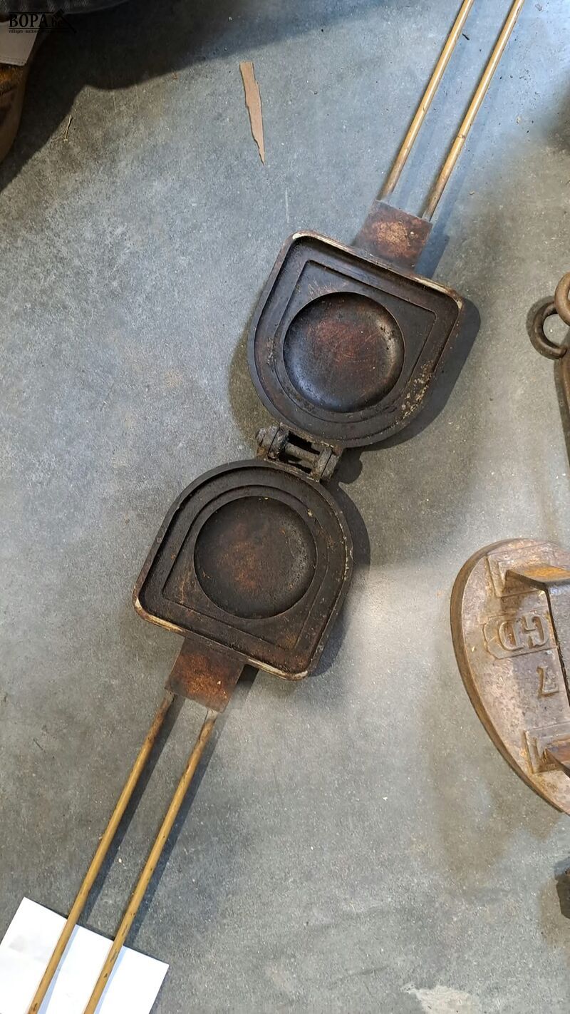 Antieke wafelijzers in gietzijzer en strijkijzer in gietijze – foto 3 – kavel bij BOPA Auctions, Aarsele