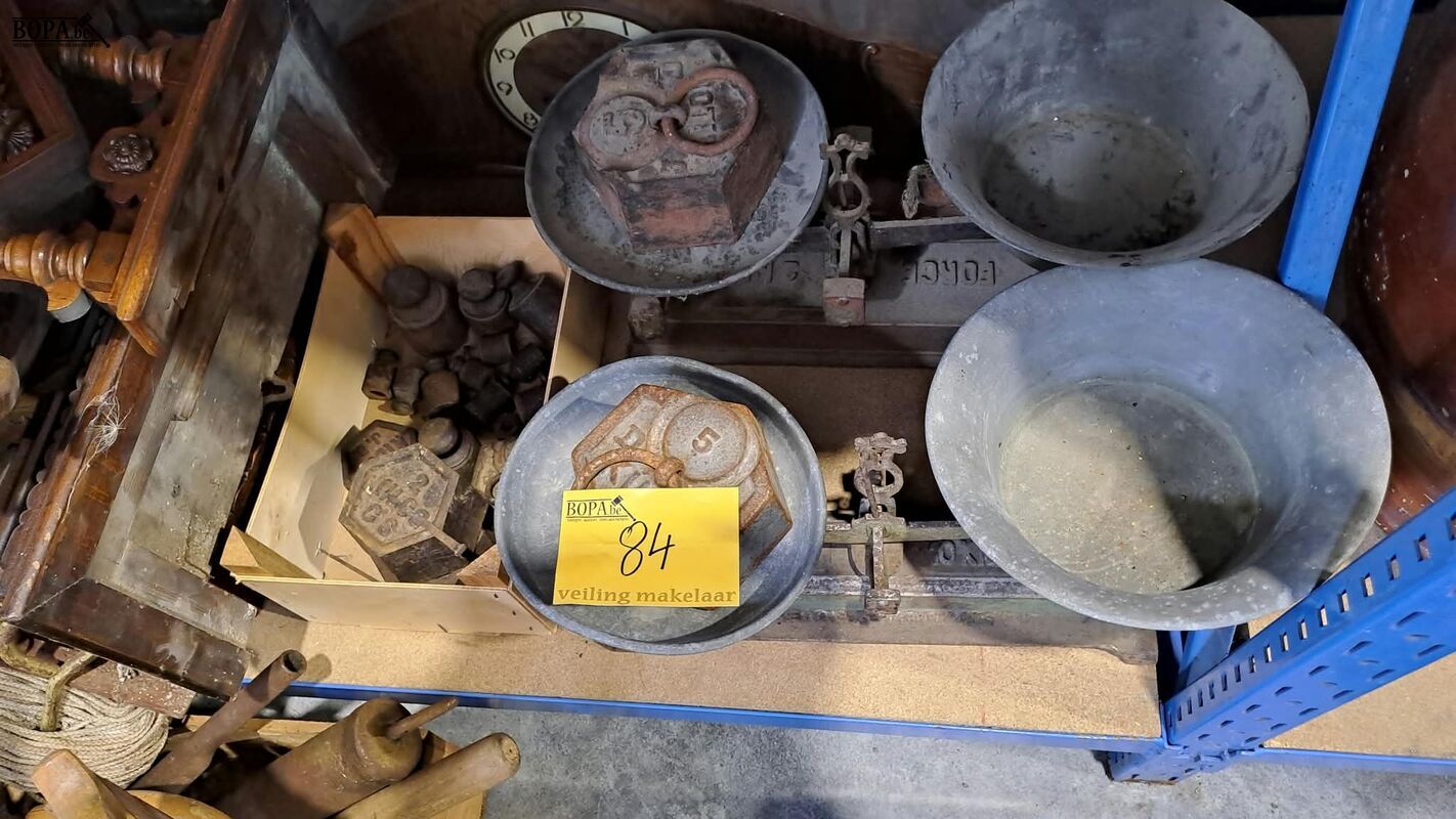 Antieken mechanische balansweegschalen 2 stuks met diverse g – foto 2 – kavel bij BOPA Auctions, Aarsele