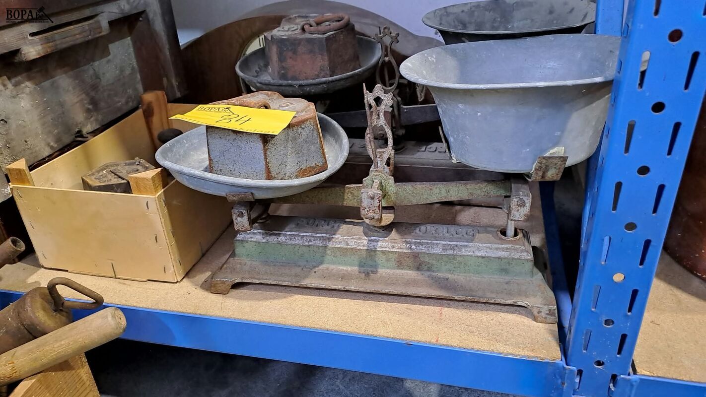 Antieken mechanische balansweegschalen 2 stuks met diverse g – foto 3 – kavel bij BOPA Auctions, Aarsele