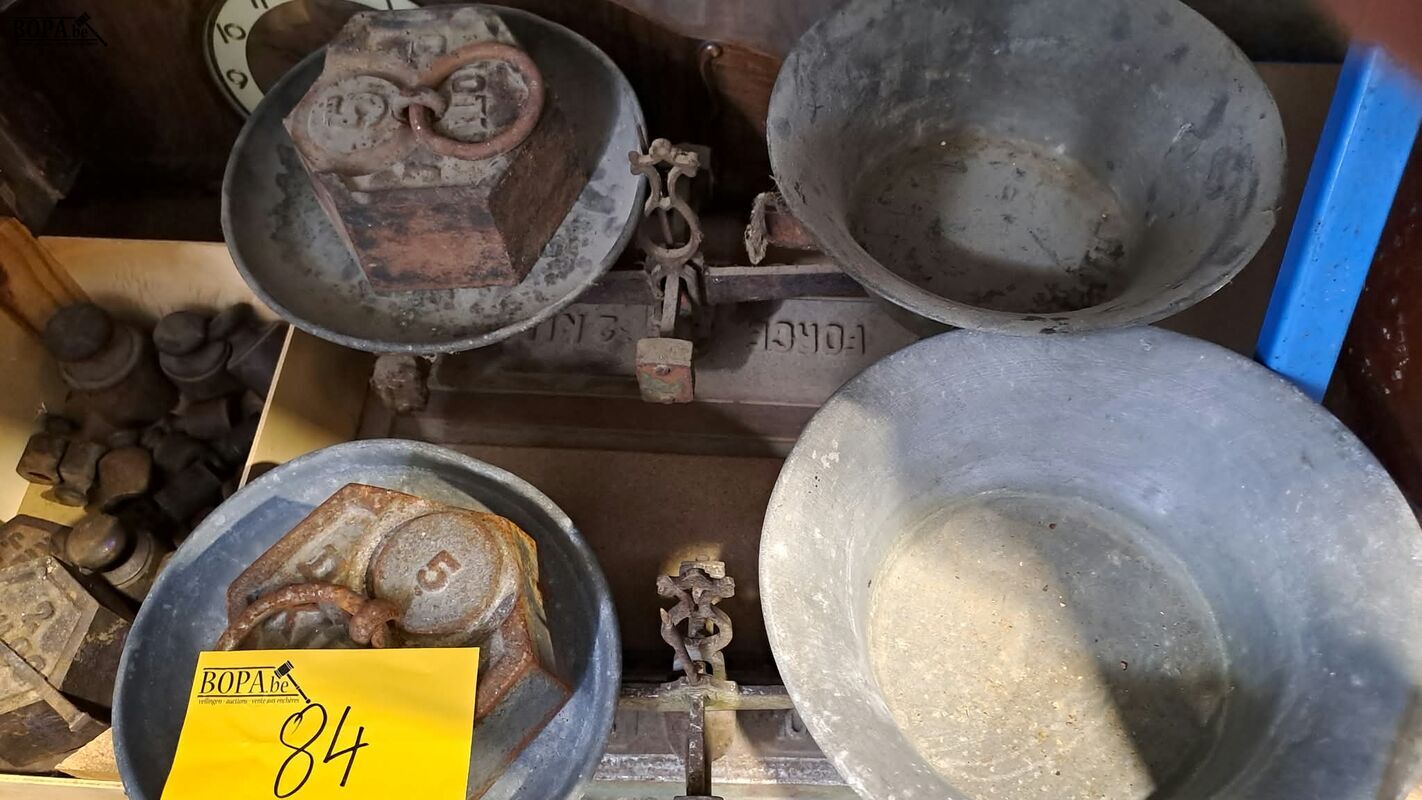 Antieken mechanische balansweegschalen 2 stuks met diverse g – foto 4 – kavel bij BOPA Auctions, Aarsele