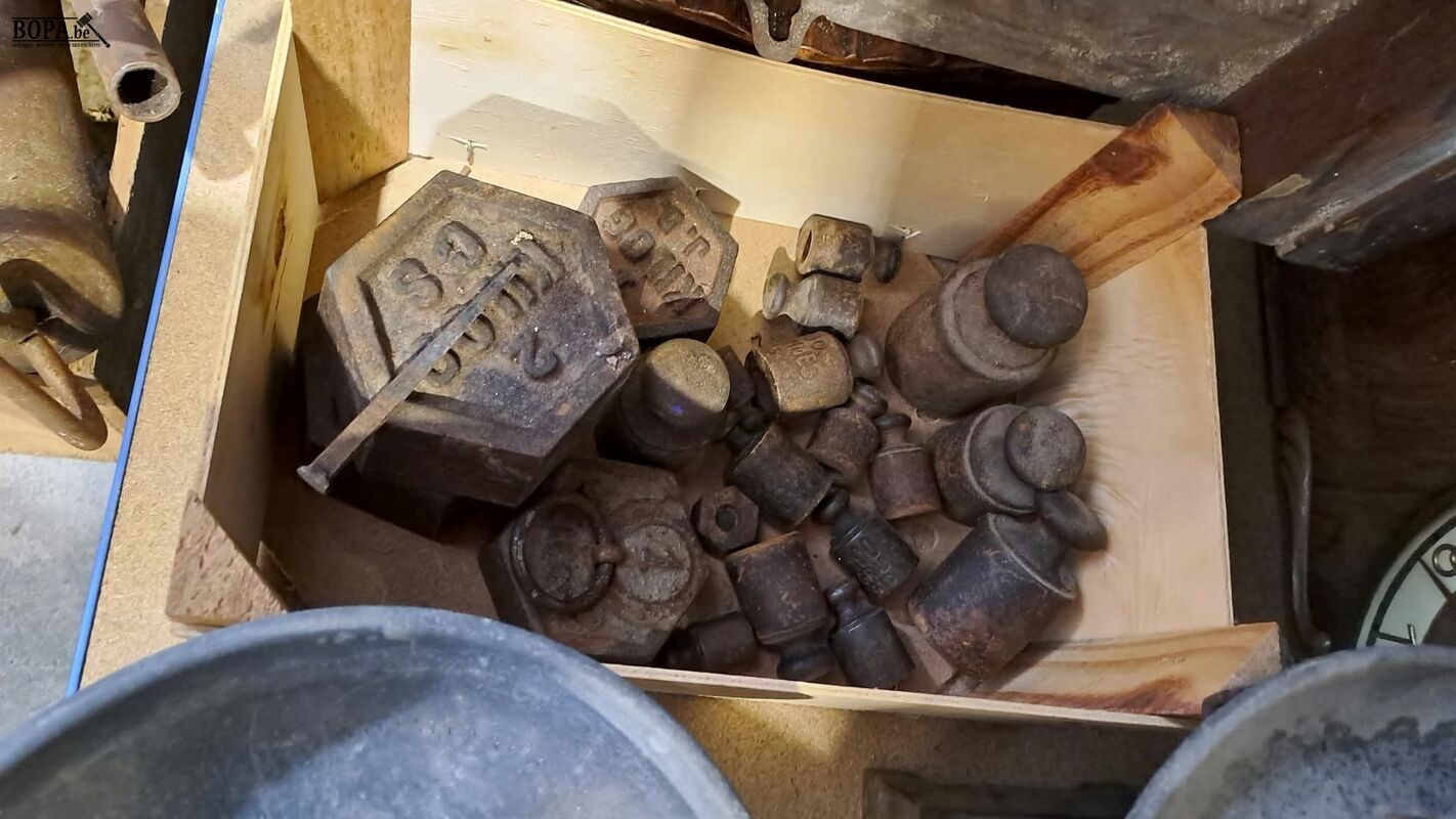 Antieken mechanische balansweegschalen 2 stuks met diverse g – foto 5 – kavel bij BOPA Auctions, Aarsele