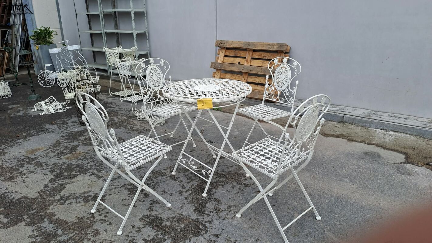 Vintage witte klassieke bistroset met 4 opvouwbare stoelen – foto 2 – kavel bij BOPA Auctions, Aarsele