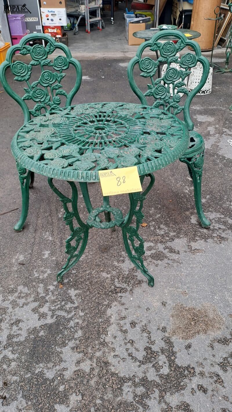 Vintage gietijzeren bistroset groen met rozenmotief - tafel – foto 2 – kavel bij BOPA Auctions, Aarsele