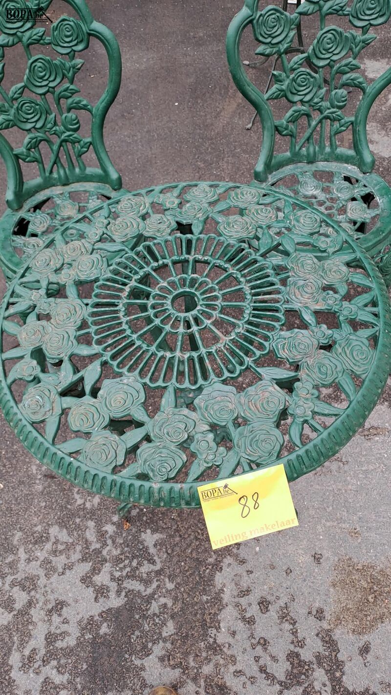 Vintage gietijzeren bistroset groen met rozenmotief - tafel – foto 3 – kavel bij BOPA Auctions, Aarsele