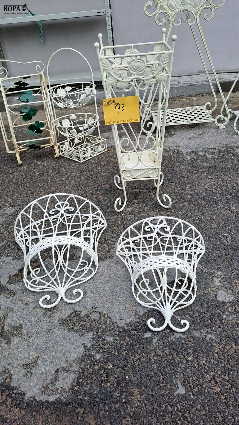 Duo van sierlijke wit metalen muurmandjes en witte metalen s – foto 2 – kavel bij BOPA Auctions, Aarsele