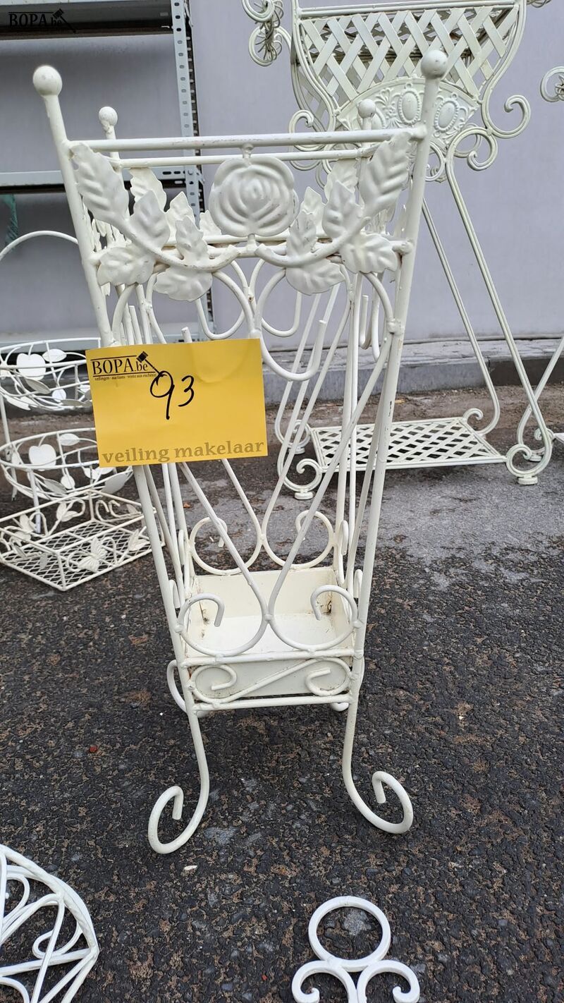 Duo van sierlijke wit metalen muurmandjes en witte metalen s – foto 3 – kavel bij BOPA Auctions, Aarsele