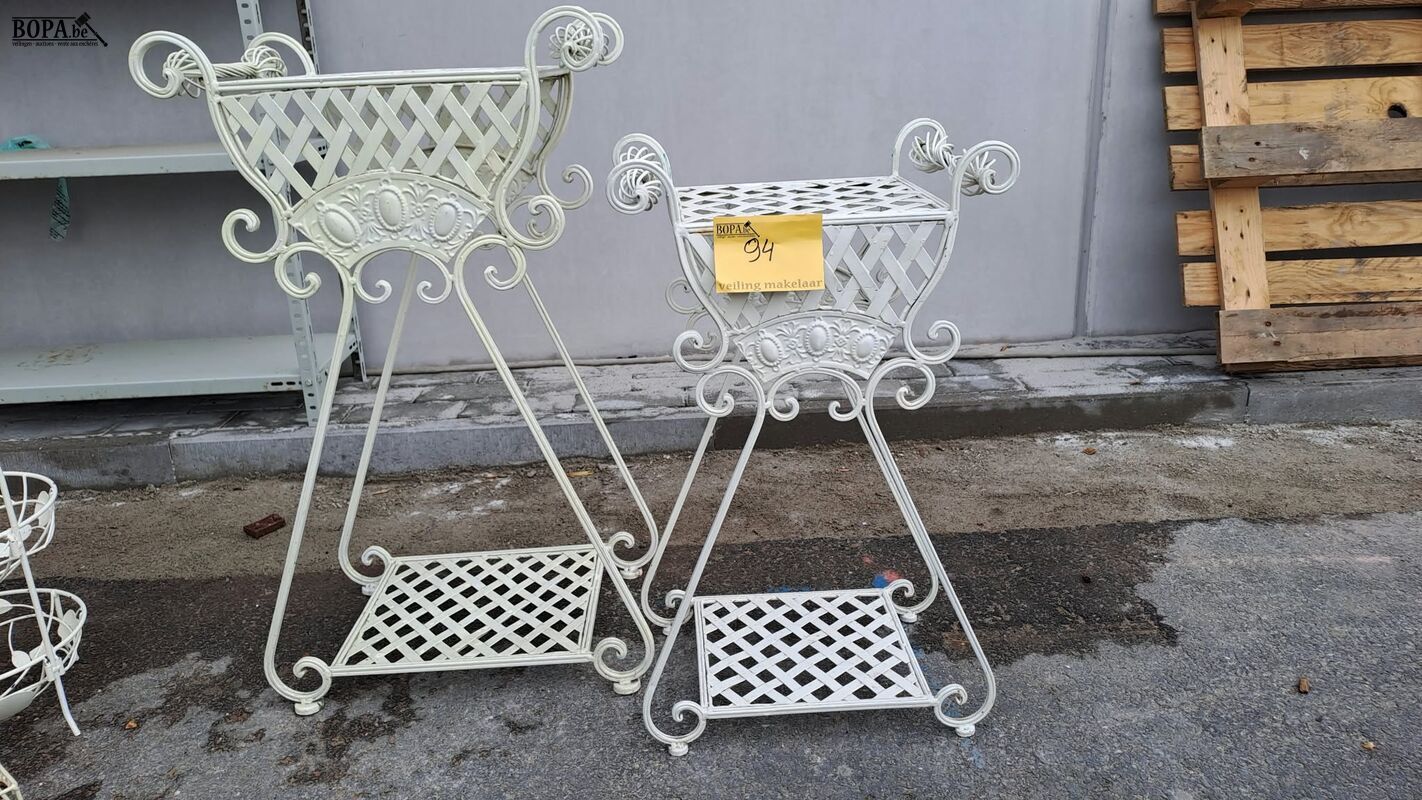 Sierlijke cremekleurige metalen plantenstandaards met ruiten – foto 2 – kavel bij BOPA Auctions, Aarsele