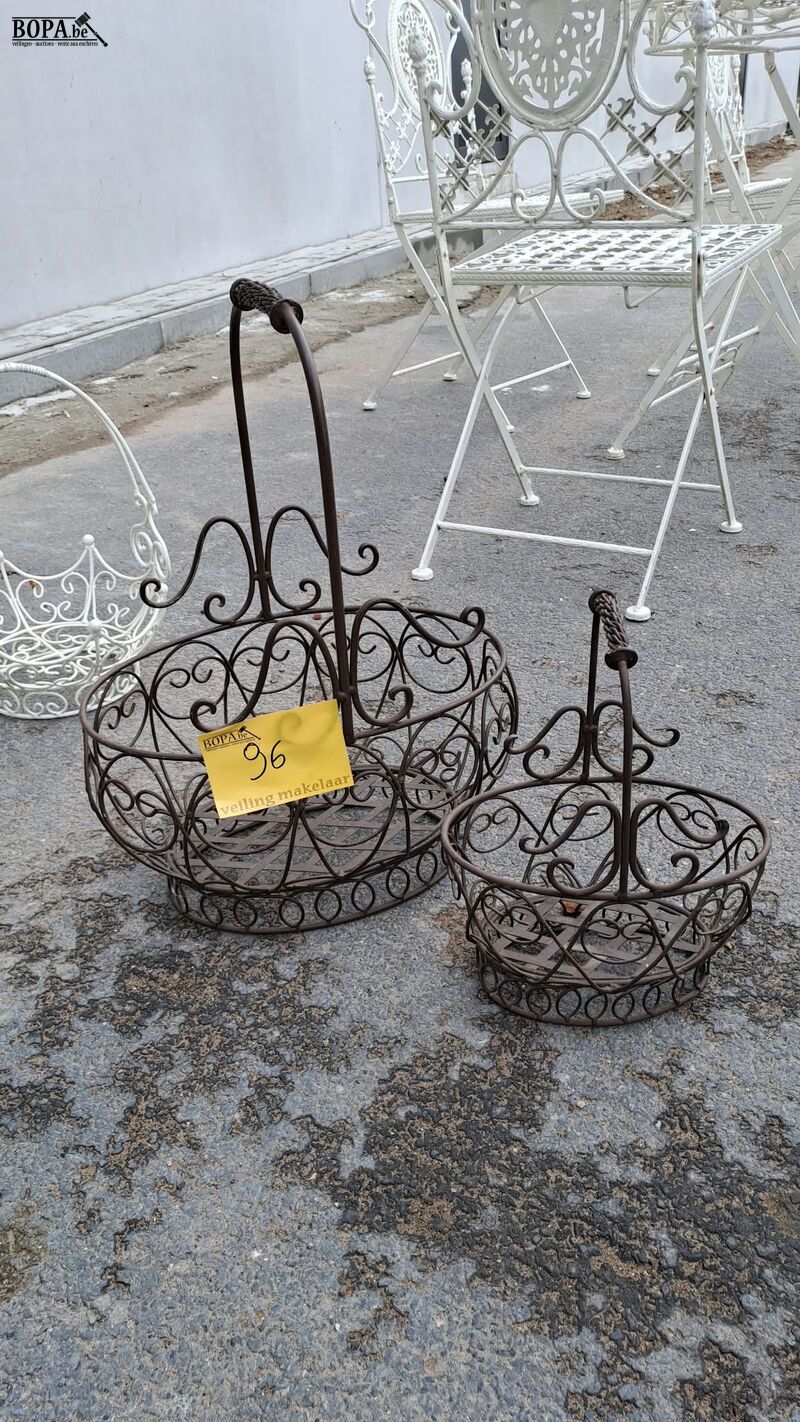 Vintage landelijke metalen draadmanden met booghandgreep - 2 – foto 2 – kavel bij BOPA Auctions, Aarsele
