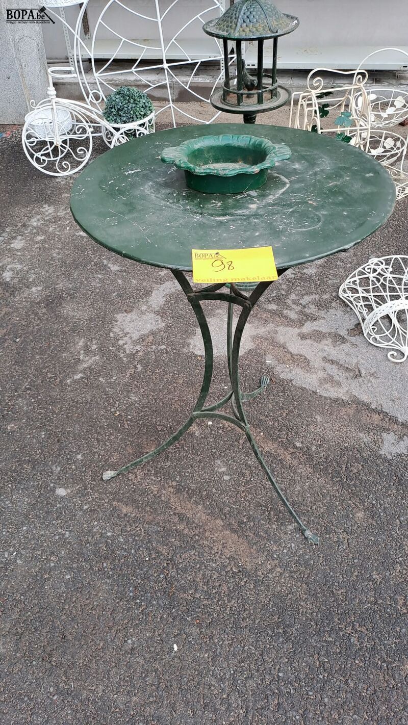 Groen metalen bistrotafeltje met gietijzer bijpassende groen – foto 2 – kavel bij BOPA Auctions, Aarsele