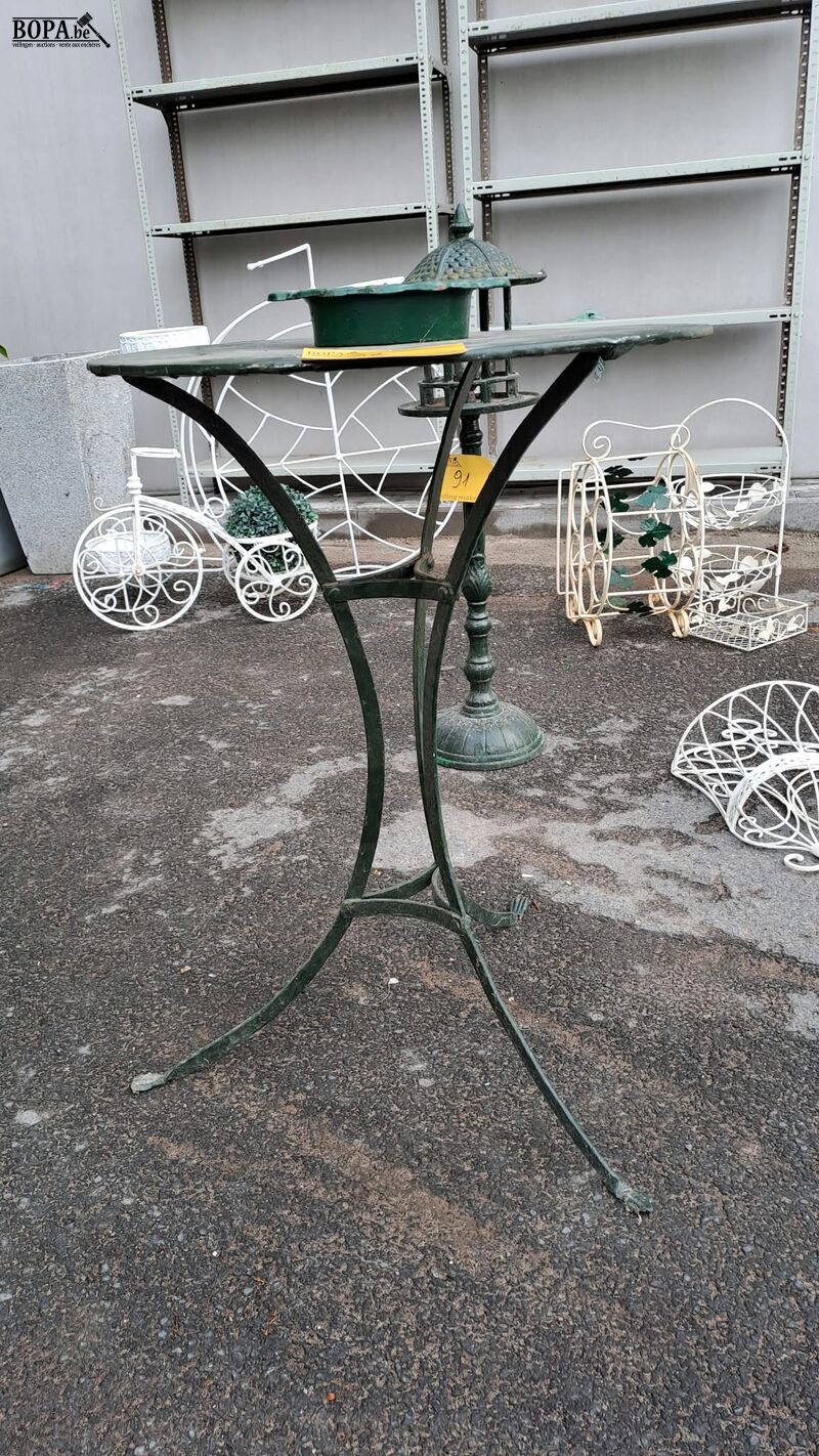 Groen metalen bistrotafeltje met gietijzer bijpassende groen – foto 3 – kavel bij BOPA Auctions, Aarsele