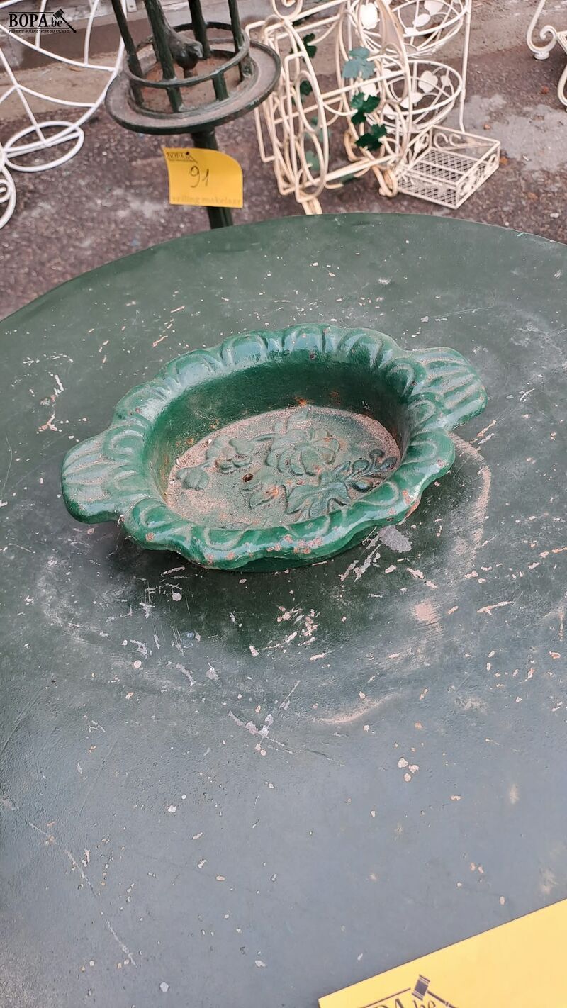 Groen metalen bistrotafeltje met gietijzer bijpassende groen – foto 4 – kavel bij BOPA Auctions, Aarsele