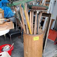 Houten ton met divers tuinmateriaal oa harken en borstels – kavel bij BOPA Auctions, Aarsele