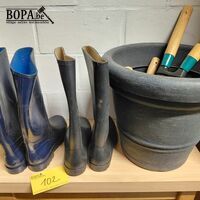 Plastiek bloempot, laarzen maat 39 en 40, divers handgereeds – kavel bij BOPA Auctions, Aarsele