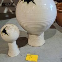 Waterornamenten bolvormig op voet in beige geglazuurde keram – kavel bij BOPA Auctions, Aarsele