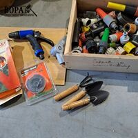 Kist met ass. tuinslangaccessoires, handschoenen etc - circa – kavel bij BOPA Auctions, Aarsele