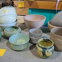 Bloempotten in groen en taupekleur - 13 stuks – kavel bij BOPA Auctions, Aarsele