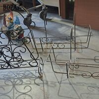 Vintage metalen bloembakrekken 2 stuks en houder – kavel bij BOPA Auctions, Aarsele