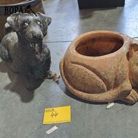 Bloempot in de vorm van een kar en hondenbeeld – kavel bij BOPA Auctions, Aarsele
