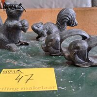 Gietijzeren beeldjes eekhoorn 2 stuks - biggetjes 2 stuks – kavel bij BOPA Auctions, Aarsele