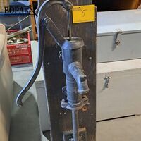 Vintage gietijzeren handwaterpomp op houten achterwand met h – kavel bij BOPA Auctions, Aarsele