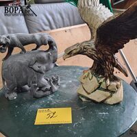 Bruin adelaarsbeeld en handgesneden houten oilfantenbeeld me – kavel bij BOPA Auctions, Aarsele