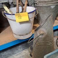 Oude emaillen emmer en zinken koolemmer met diversen - 6 stu – kavel bij BOPA Auctions, Aarsele