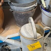 Zinken emmers 4 stuks en zinken gieter – kavel bij BOPA Auctions, Aarsele