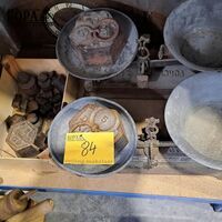 Antieken mechanische balansweegschalen 2 stuks met diverse g – kavel bij BOPA Auctions, Aarsele