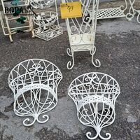 Duo van sierlijke wit metalen muurmandjes en witte metalen s – kavel bij BOPA Auctions, Aarsele