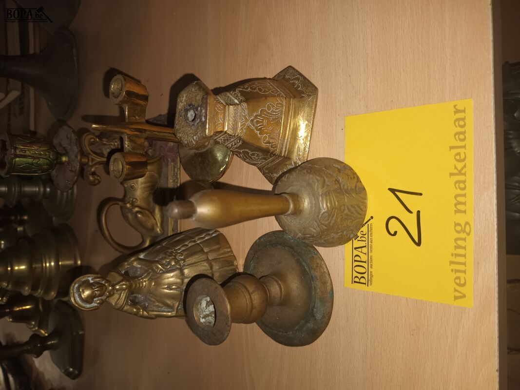 Koperen bellen en kandelaars. 6 stuks – foto 2 – kavel bij BOPA Auctions, Ieper