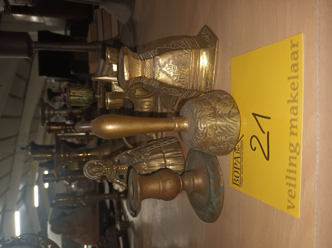 Koperen bellen en kandelaars. 6 stuks – foto 3 – kavel bij BOPA Auctions, Ieper