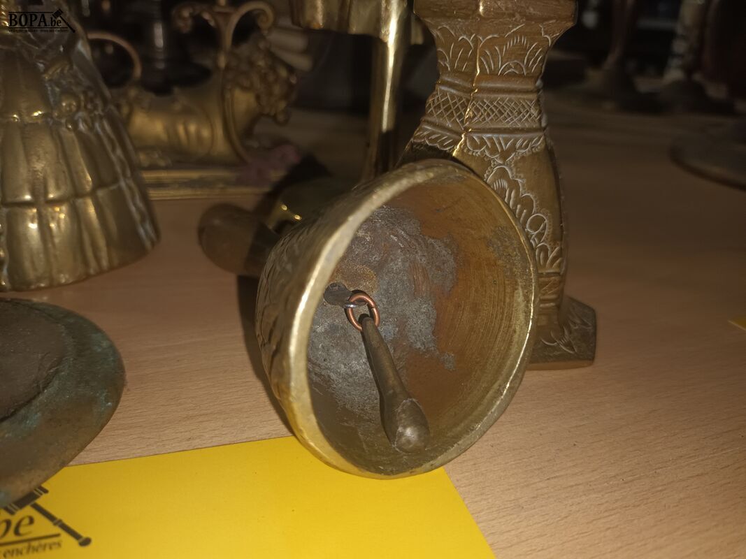 Koperen bellen en kandelaars. 6 stuks – foto 6 – kavel bij BOPA Auctions, Ieper