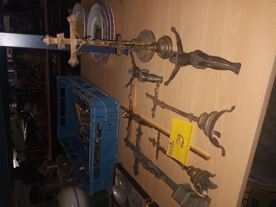 Koperen kruisbeelden. 8 stuks – foto 2 – kavel bij BOPA Auctions, Ieper