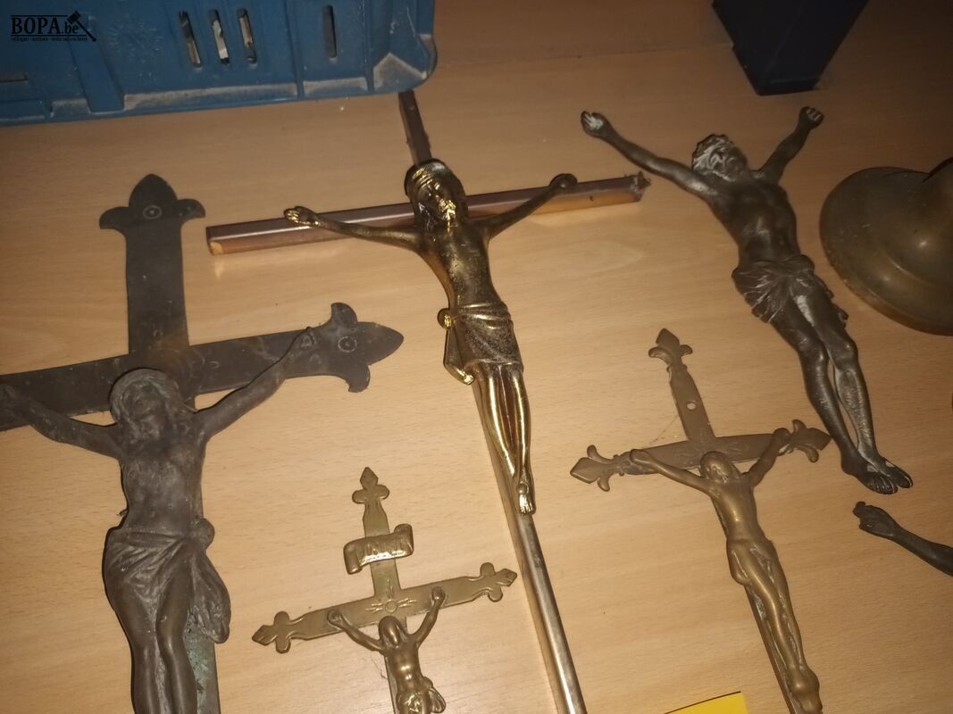 Koperen kruisbeelden. 8 stuks – foto 3 – kavel bij BOPA Auctions, Ieper