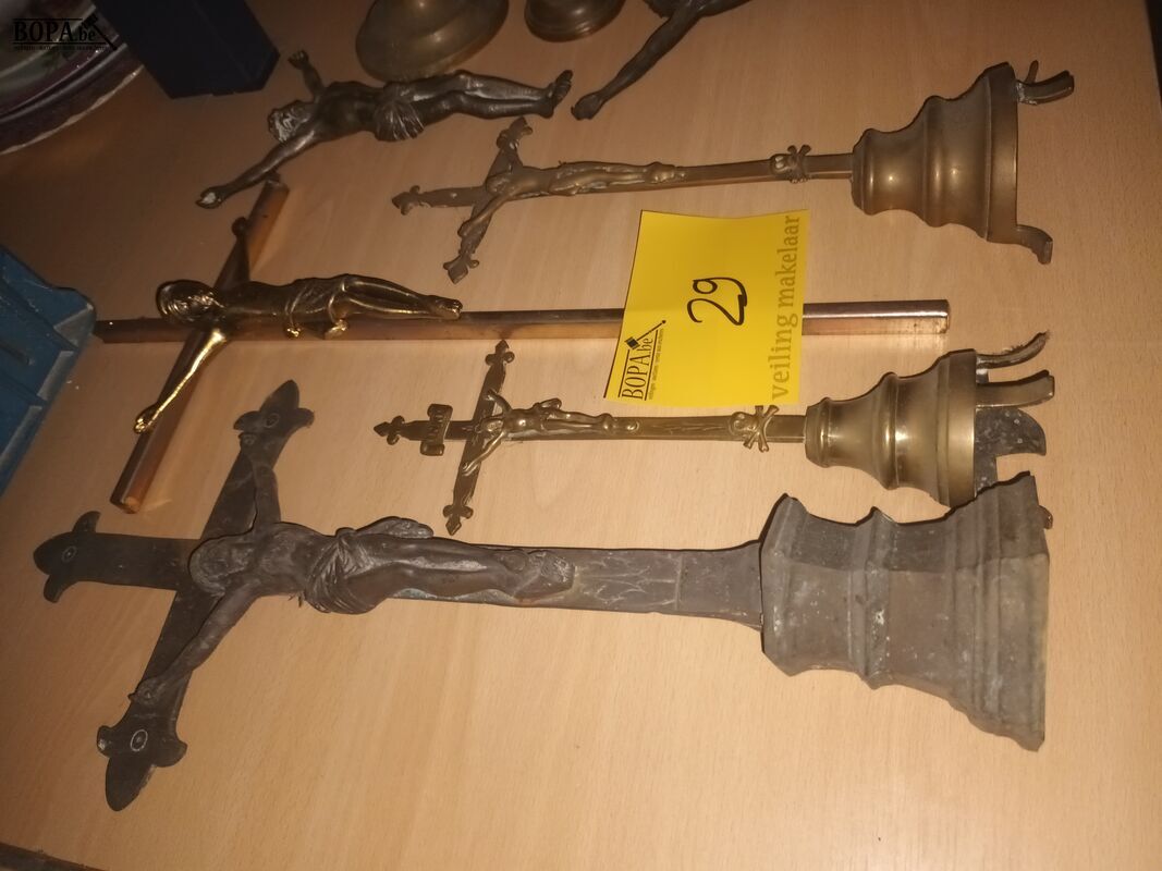 Koperen kruisbeelden. 8 stuks – foto 4 – kavel bij BOPA Auctions, Ieper