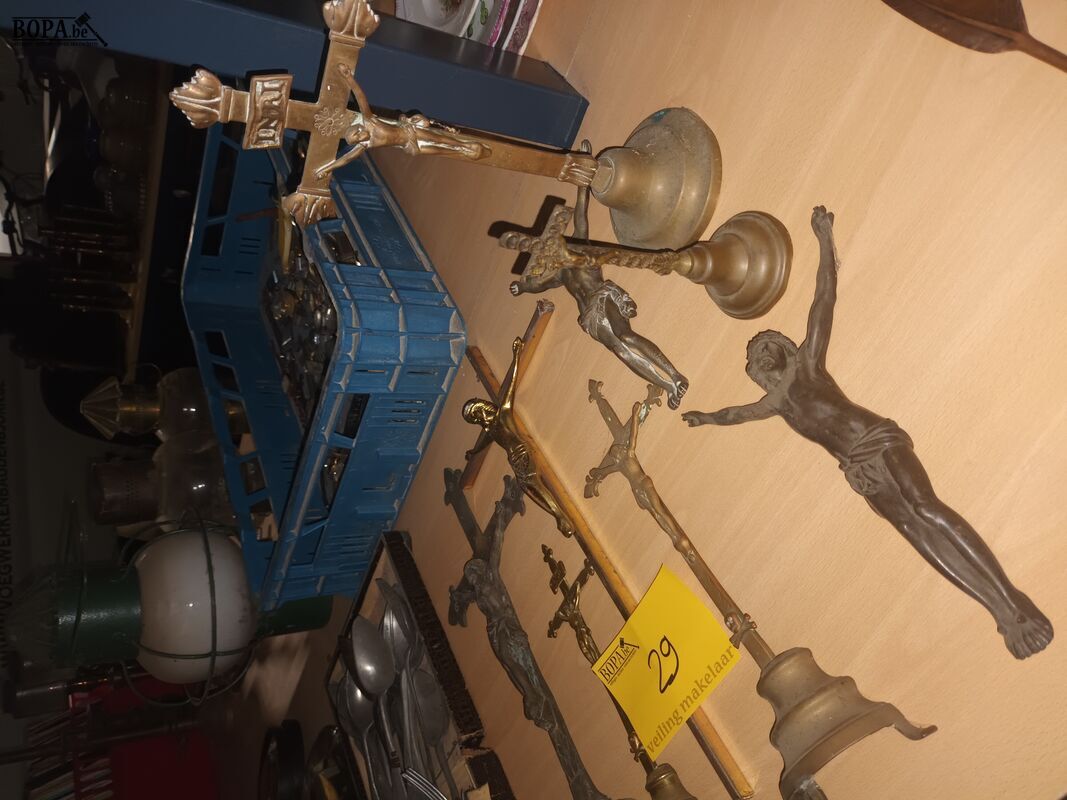 Koperen kruisbeelden. 8 stuks – foto 5 – kavel bij BOPA Auctions, Ieper