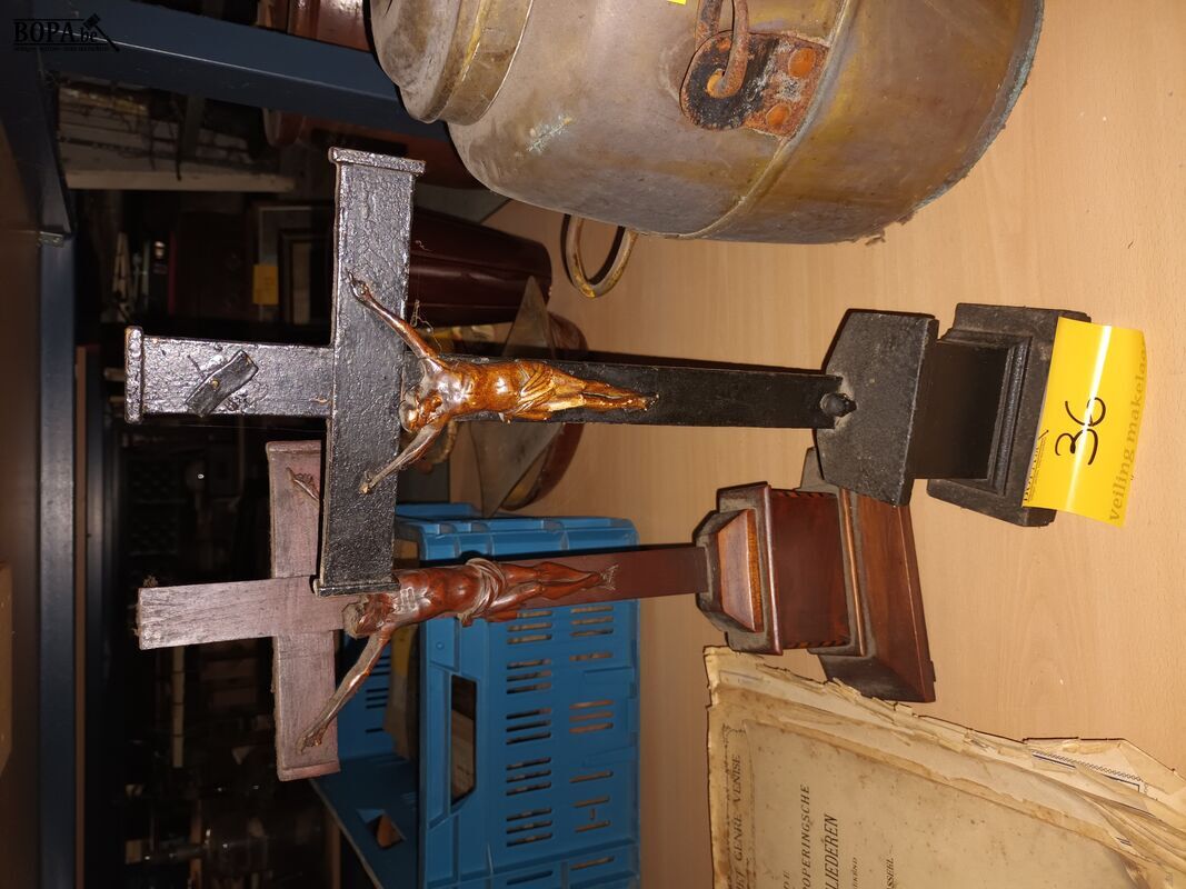 Houten kruisbeelden. 2 stuks – foto 2 – kavel bij BOPA Auctions, Ieper
