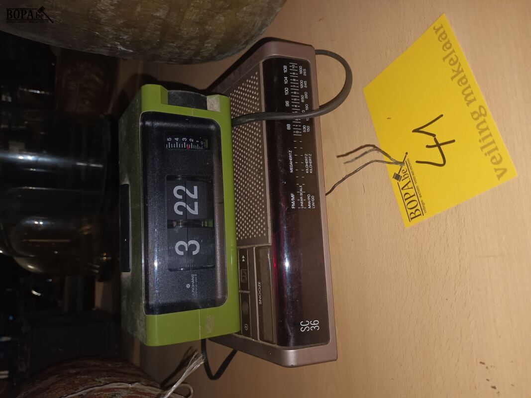 Vintage klokradio’s. 2 stuks – foto 2 – kavel bij BOPA Auctions, Ieper