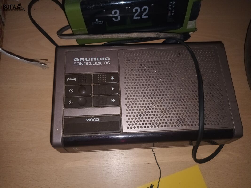 Vintage klokradio’s. 2 stuks – foto 3 – kavel bij BOPA Auctions, Ieper