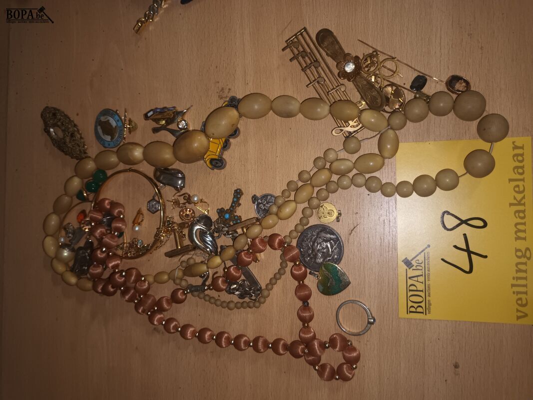 Lot juwelen, spelden en medailles – foto 2 – kavel bij BOPA Auctions, Ieper