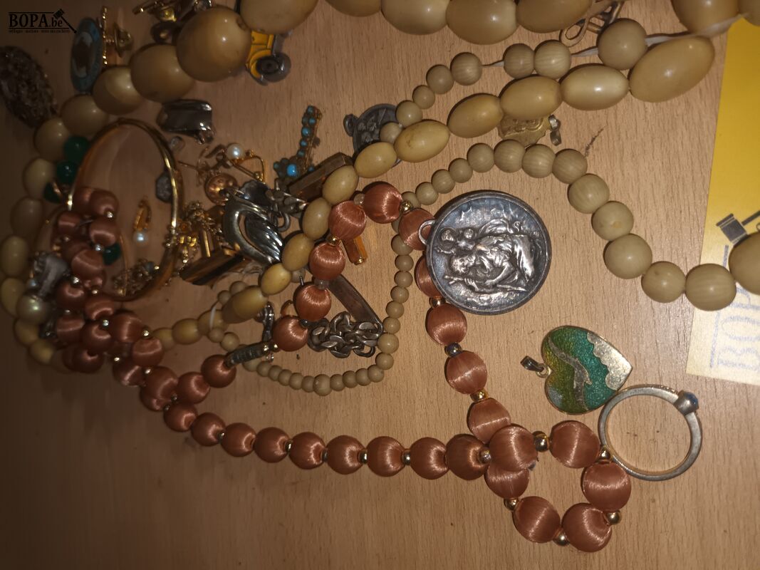 Lot juwelen, spelden en medailles – foto 4 – kavel bij BOPA Auctions, Ieper