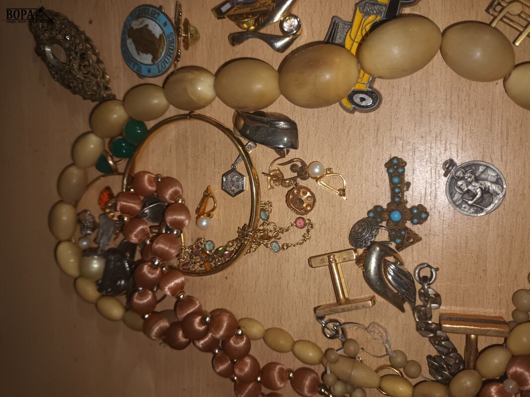 Lot juwelen, spelden en medailles – foto 5 – kavel bij BOPA Auctions, Ieper
