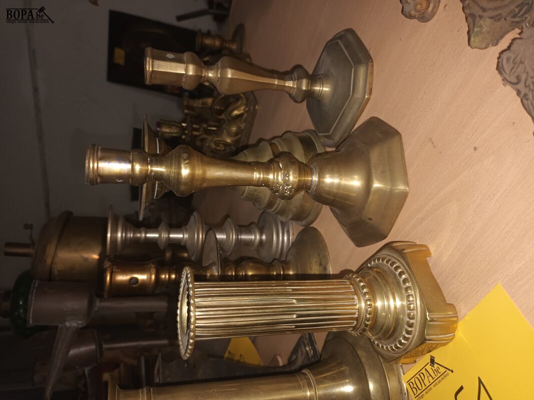 Koperen kandelaars. 8 stuks – foto 5 – kavel bij BOPA Auctions, Ieper