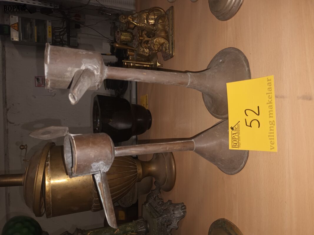 Antieke snotneus olielampen. 2 stuks – foto 2 – kavel bij BOPA Auctions, Ieper