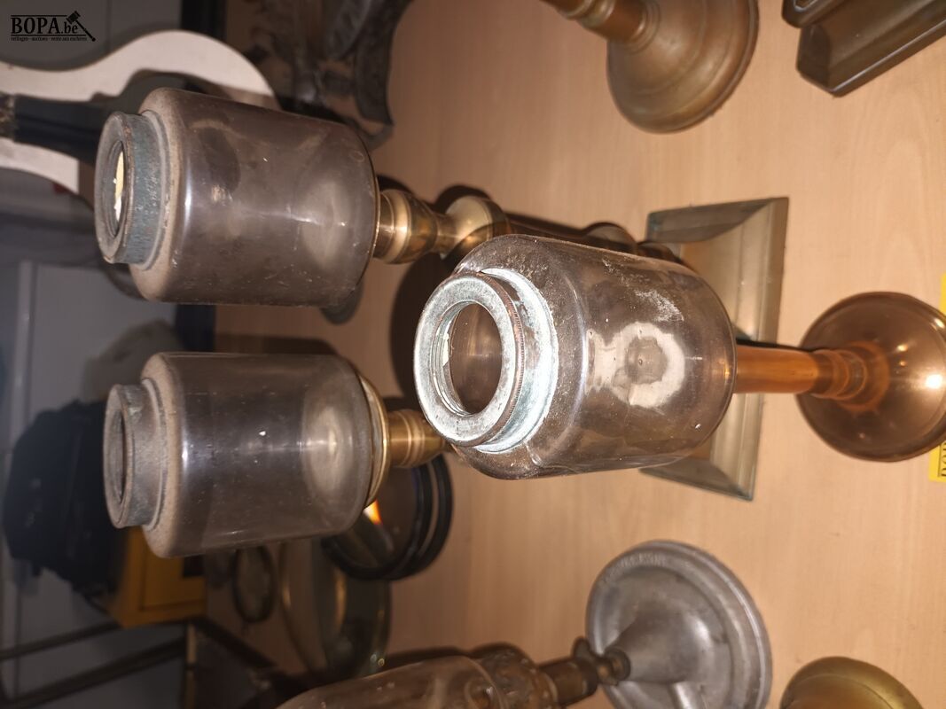 Windlichten op voet. 3 stuks – foto 4 – kavel bij BOPA Auctions, Ieper