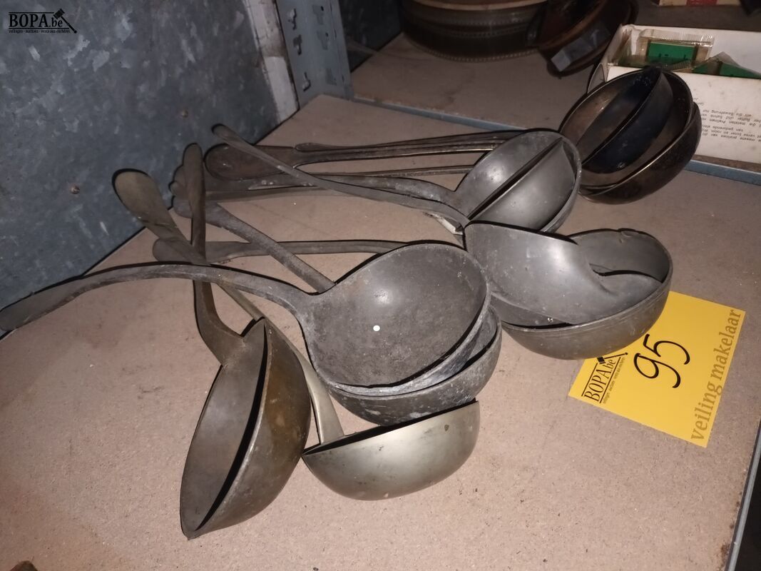 Tinnen en verzilverde pollepels. 11 stuks – foto 2 – kavel bij BOPA Auctions, Ieper