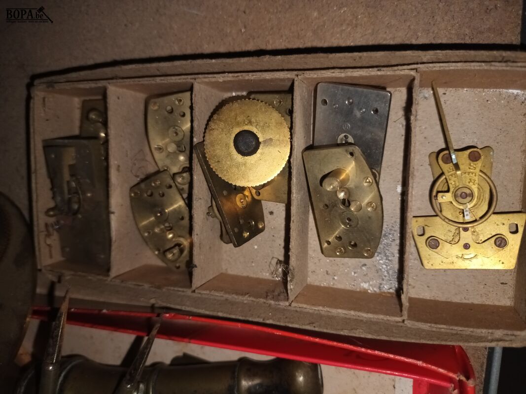 Onderdelen voor klokken en wekkers – foto 4 – kavel bij BOPA Auctions, Ieper