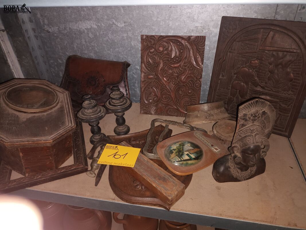 Houten decoratie en lederen tas – foto 2 – kavel bij BOPA Auctions, Ieper